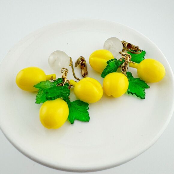 Vintage Lucite Lemon Clip-On Earrings Bunch Dangle Drop Yellow Fruit Retro - Picture 7 of 8
